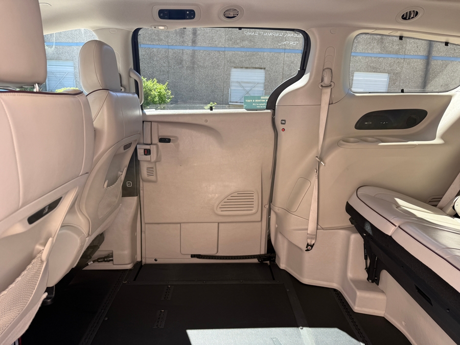 Used 2020 Chrysler Pacifica Limited - BraunAbility Side Entry Entry In Floor Automatic Ramp