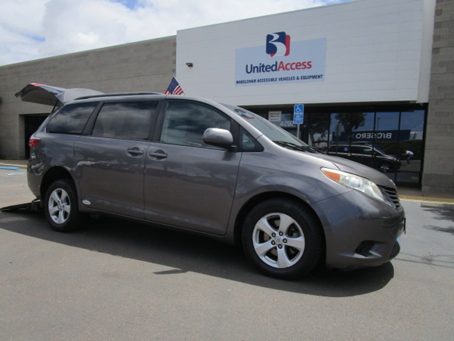 Used 2015 Toyota Sienna LE - FRE Rear Entry Entry Fold Out Manual Ramp