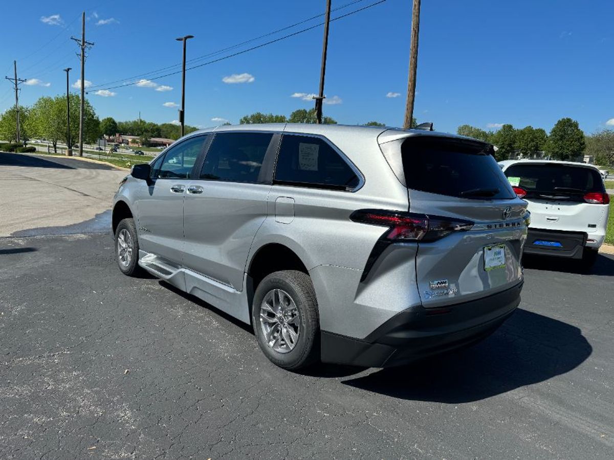 Silver Toyota Sienna image number 15