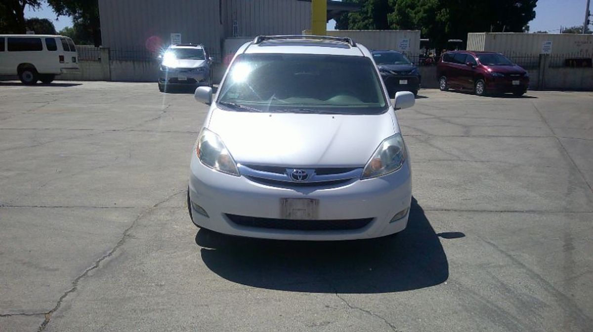 2008 TOYOTA SIENNA - Image 2