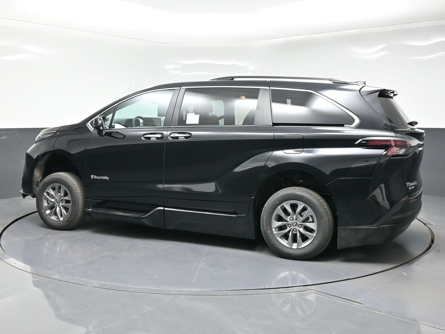 2026 Toyota Sienna XLE 7-Passenger Hybrid FWD's photo