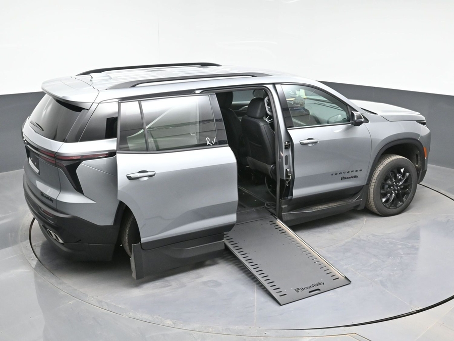 New 2025 Chevrolet Traverse 1LT Midnight - BraunAbility Side Entry Entry In Floor Automatic Ramp