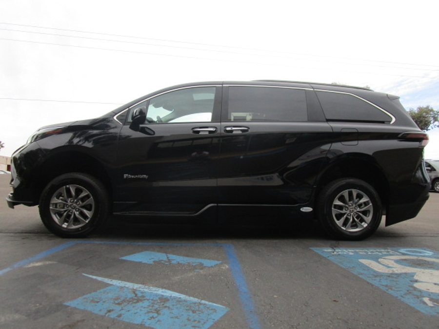 New 2025 Toyota Sienna Hybrid XLE Plus - BraunAbility Side Entry Entry In Floor Automatic Ramp