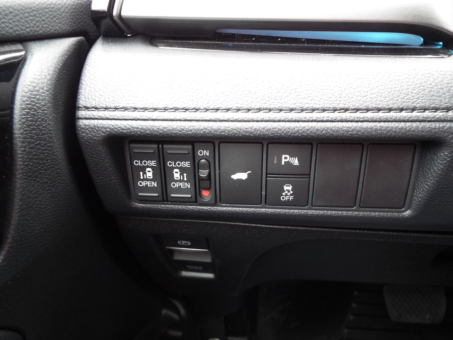 White Honda Odyssey image number 11