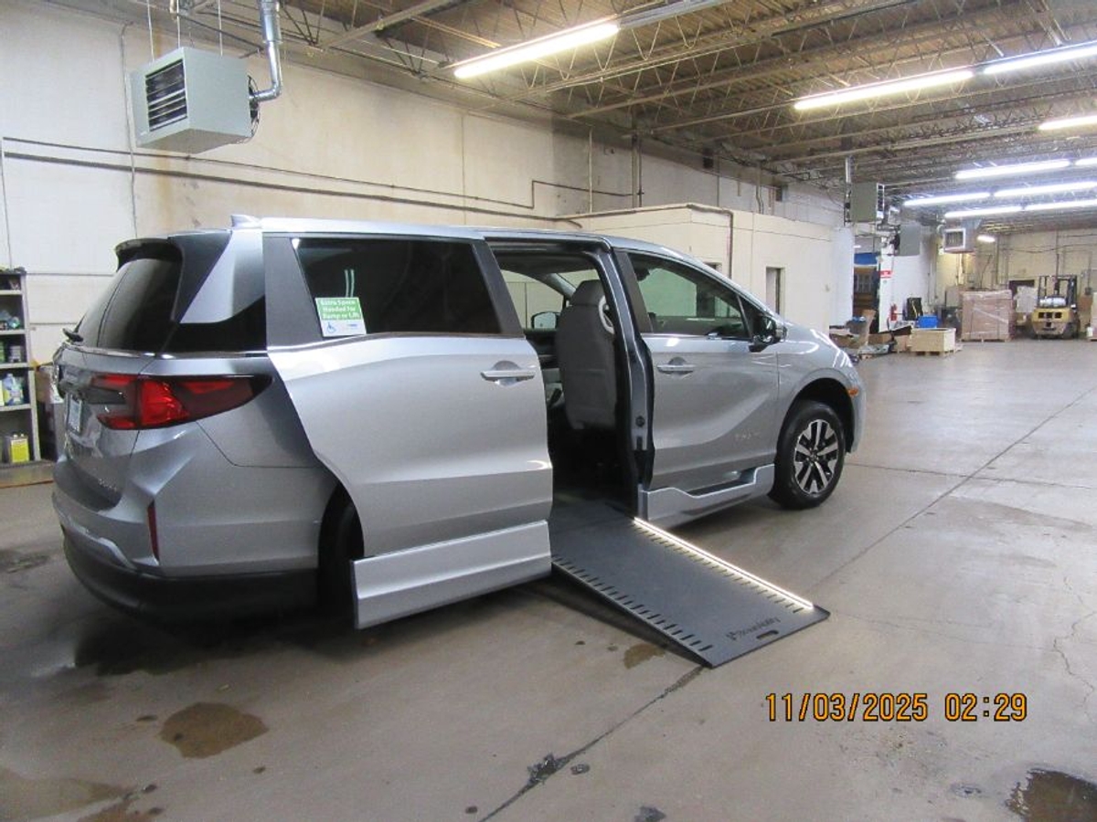 Silver Honda Odyssey image number 20