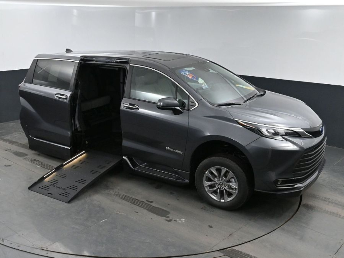 Grey Toyota Sienna image number 16