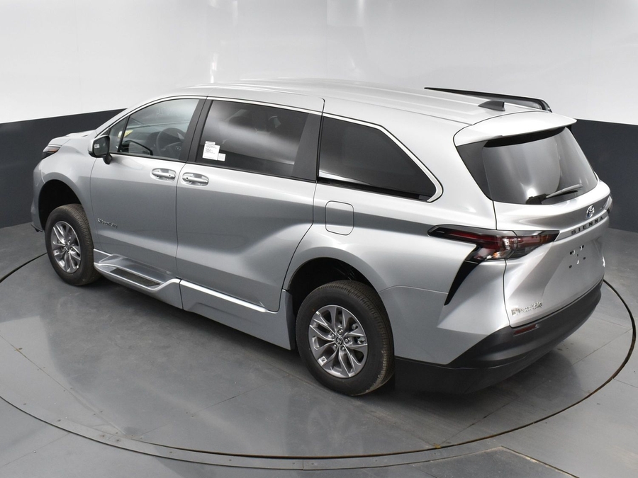 New 2025 Toyota Sienna Hybrid LE - BraunAbility Side Entry Entry Fold Out Automatic Ramp