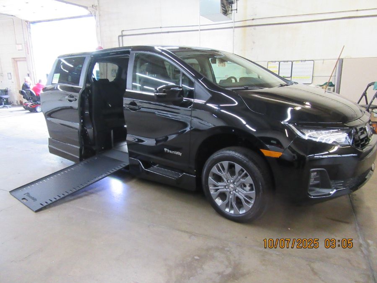 Black Honda Odyssey image number 19