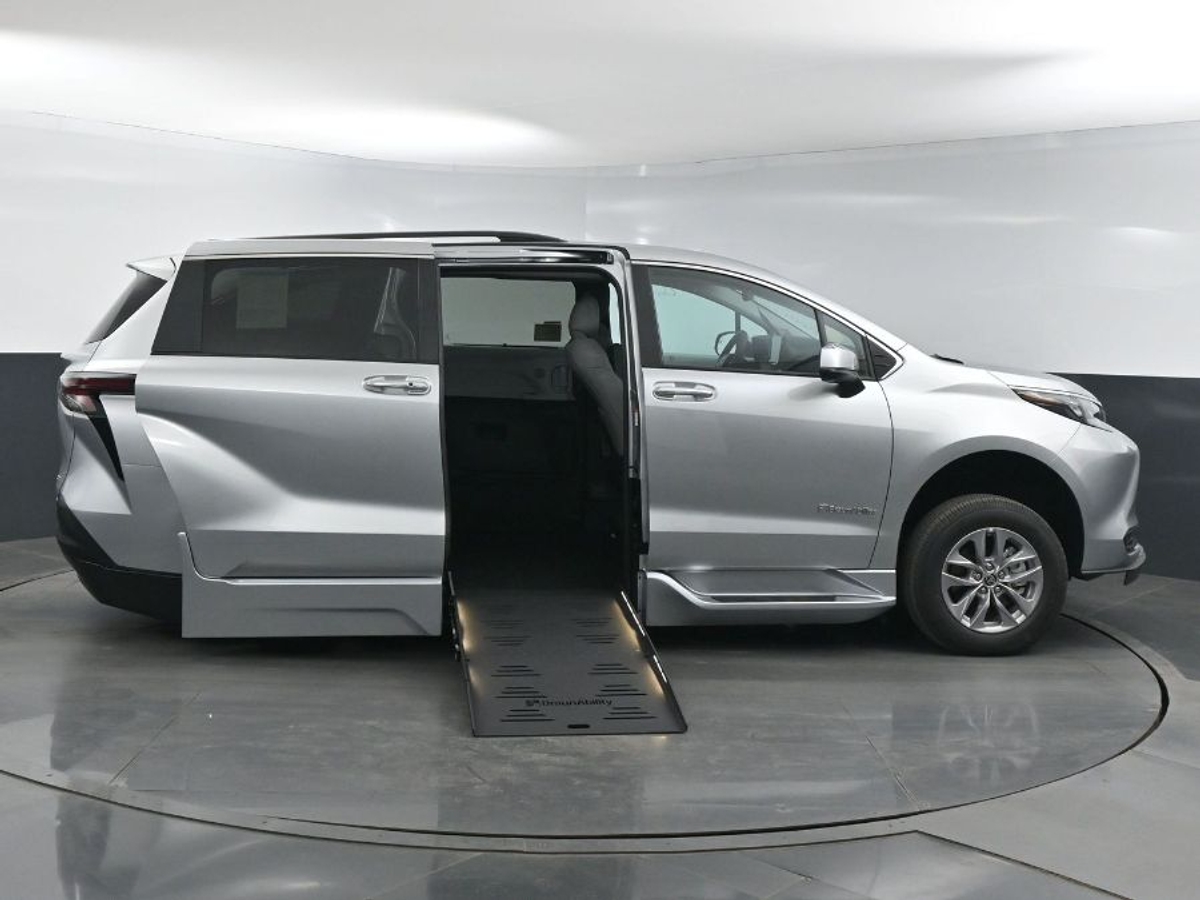 2025 TOYOTA SIENNA - Image 8