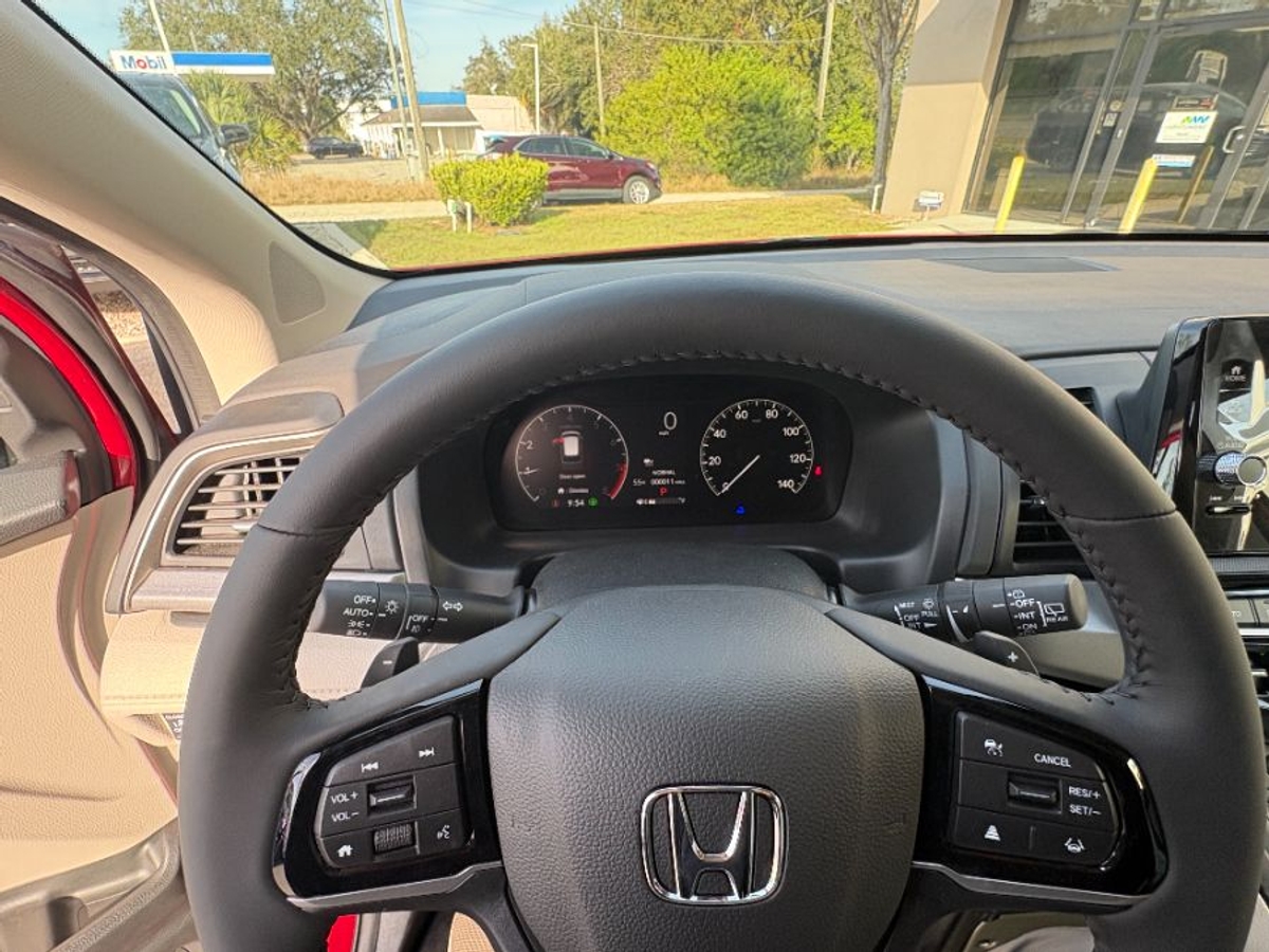 Red Honda Odyssey image number 4