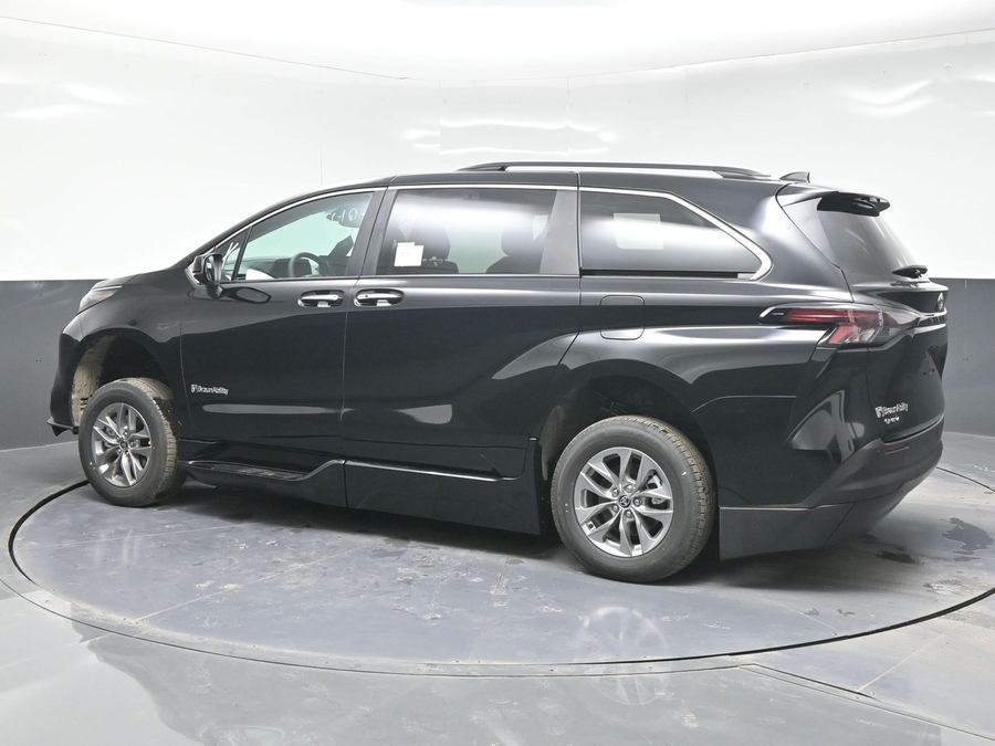 Black Toyota Sienna image number 3