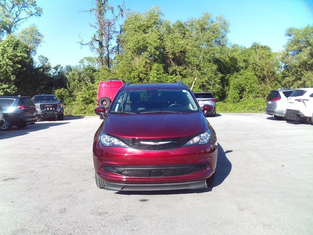 Wheelchair Van Used 2021 Chrysler Voyager MR586878