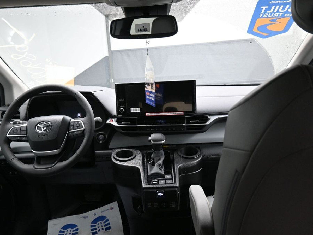 Silver Toyota Sienna image number 12