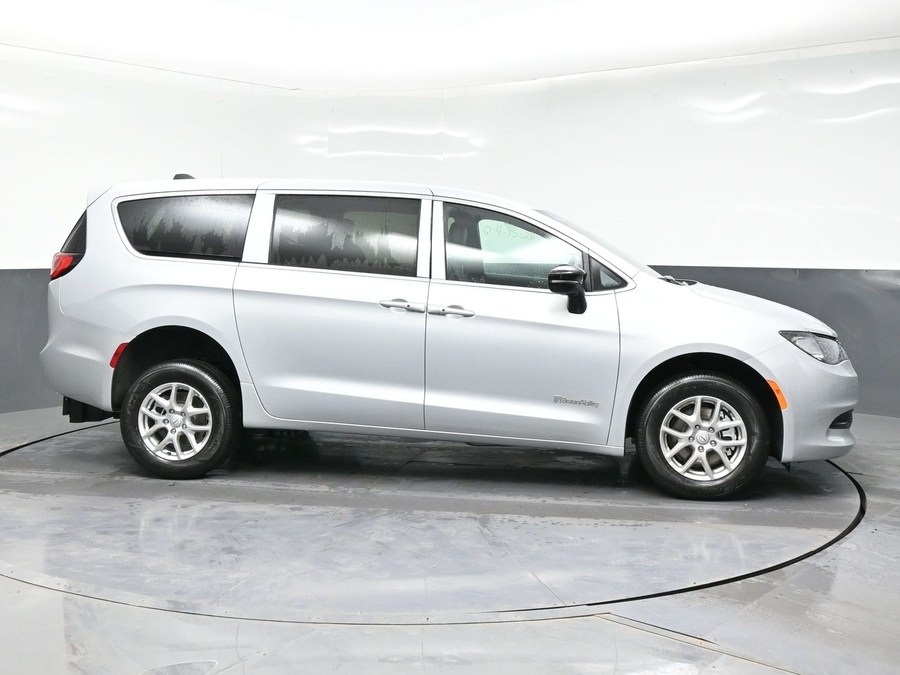 Silver Chrysler Voyager image number 4