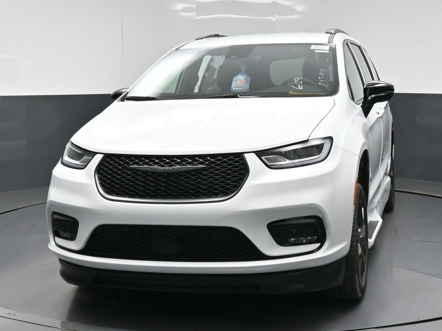 White Chrysler Pacifica image number 19
