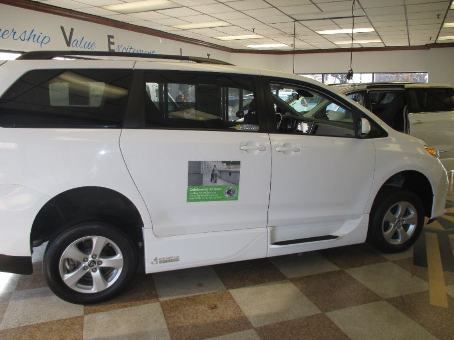 2020 Toyota Sienna LE's photo