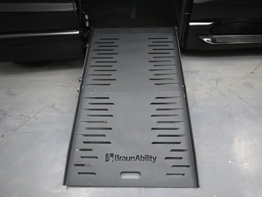 Black Chrysler Pacifica image number 10