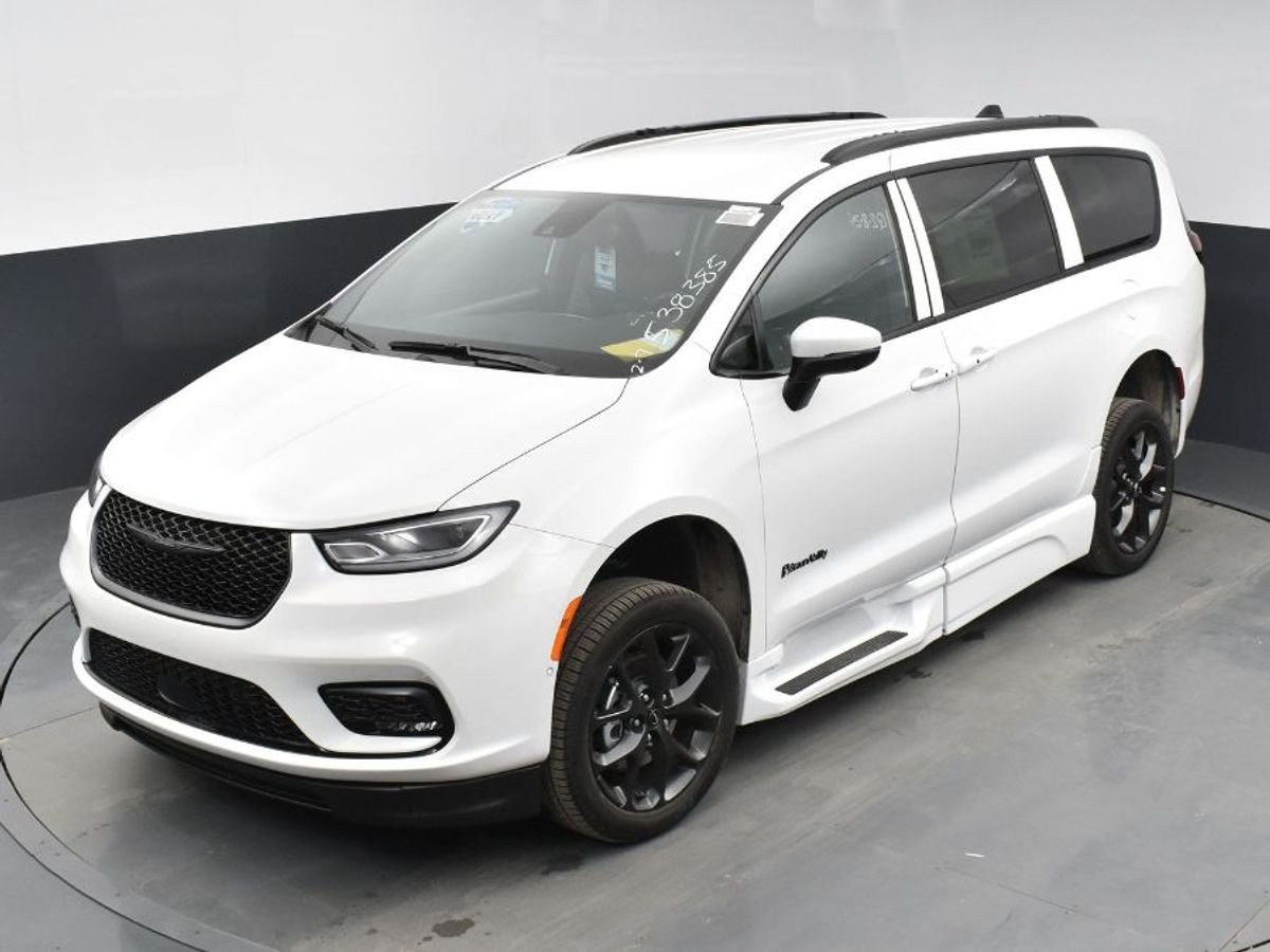 White Chrysler Pacifica image number 15
