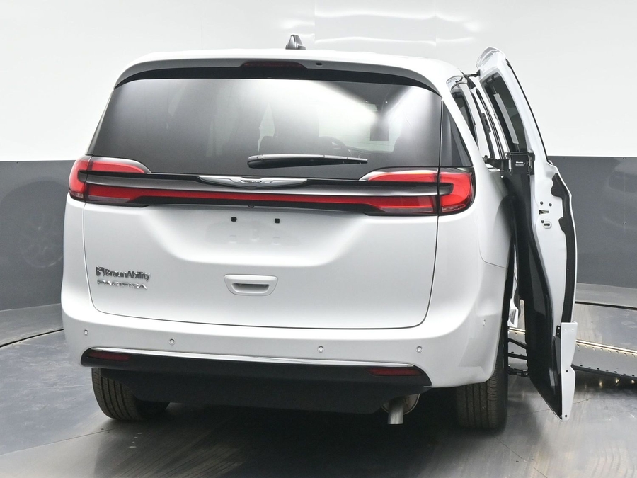 New 2025 Chrysler Pacifica Select Safety - BraunAbility Side Entry Entry In Floor Automatic Ramp
