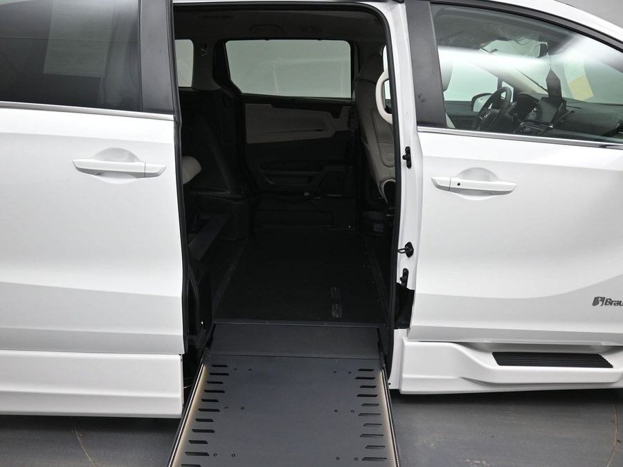 White Honda Odyssey image number 11