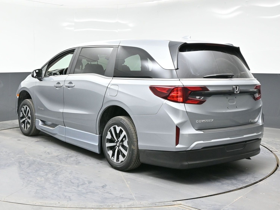 Silver Honda Odyssey image number 4