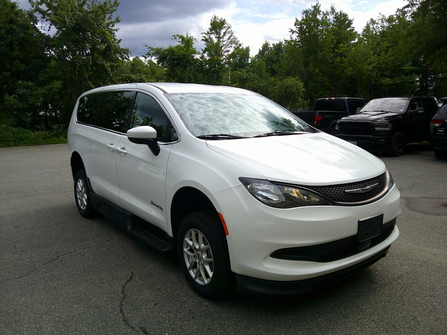 White Chrysler Voyager image number 3