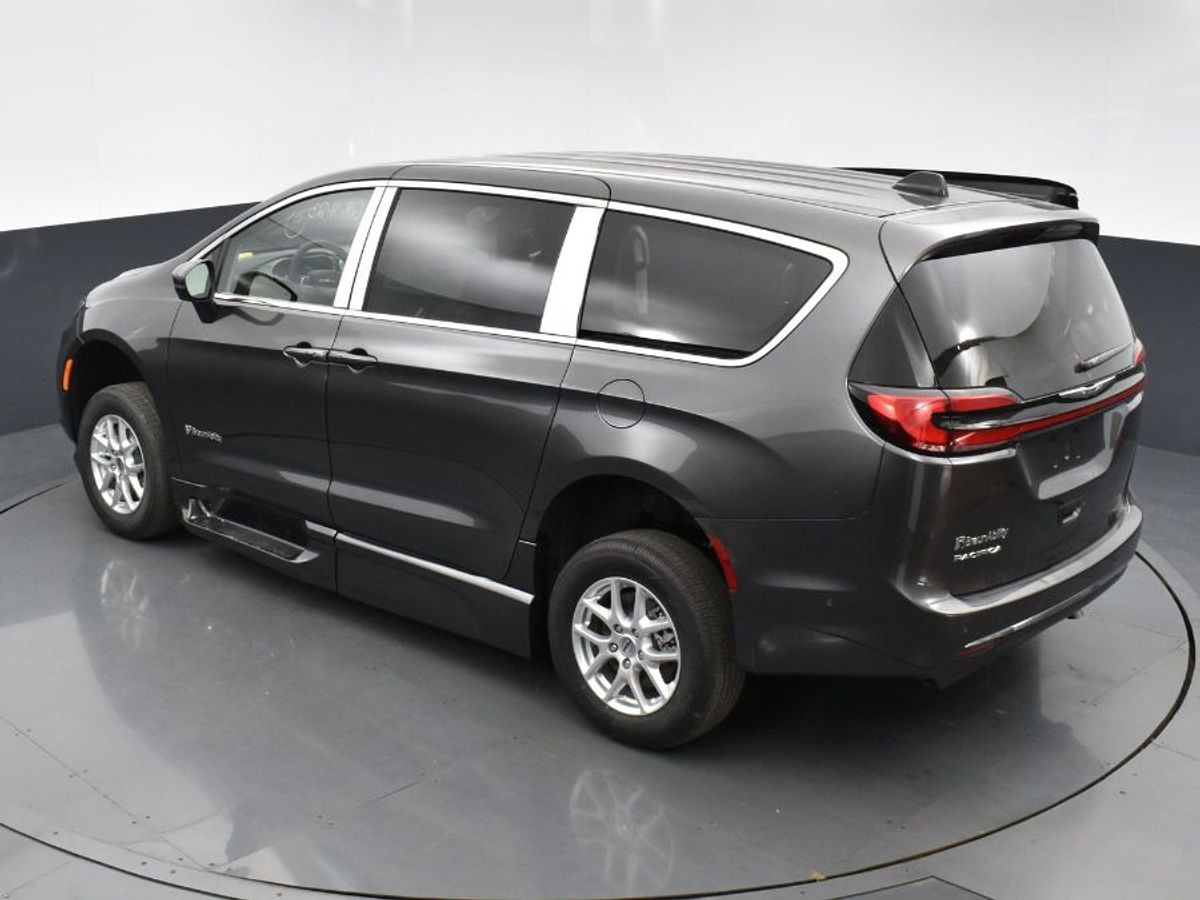 Grey Chrysler Pacifica image number 15