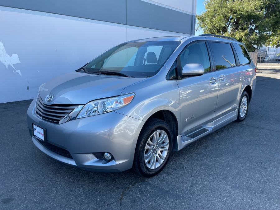 Used 2015 Toyota Sienna XLE - BraunAbility Side Entry Entry Fold Out Automatic Ramp