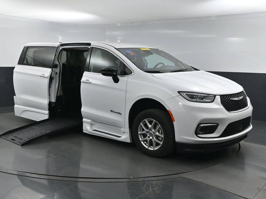 Used 2024 Chrysler Pacifica Touring L - BraunAbility Side Entry Entry Fold Out Automatic Ramp
