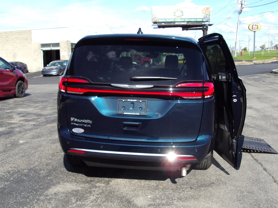 Used 2025 Chrysler Pacifica Select - BraunAbility Side Entry In Floor Automatic Ramp