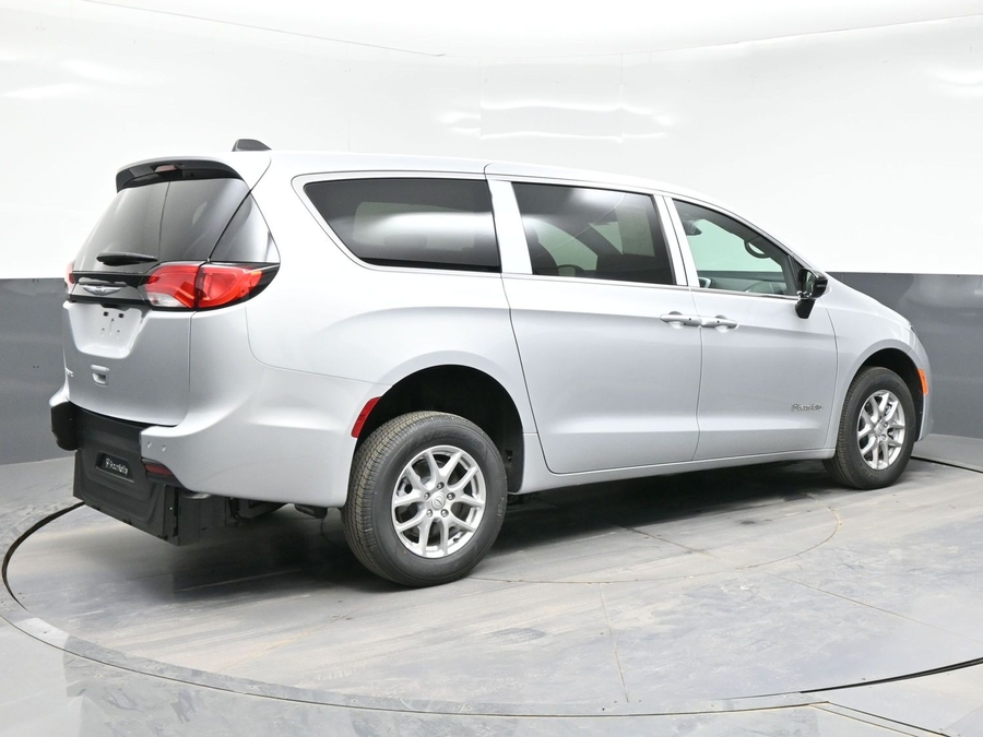 Silver Chrysler Voyager image number 4