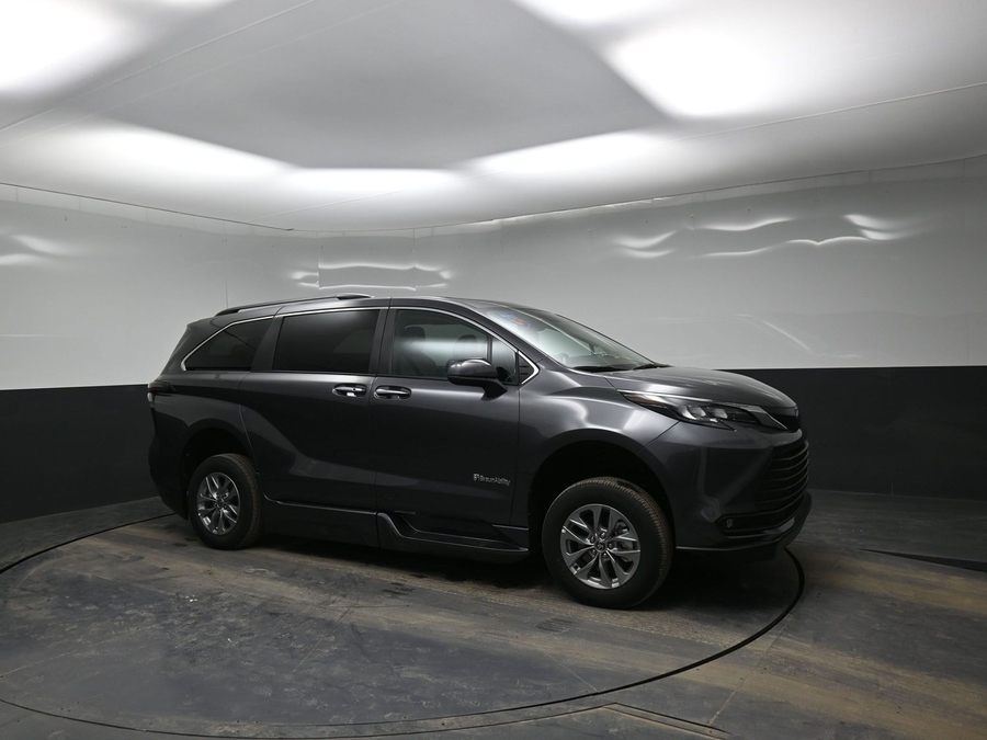 New 2025 Toyota Sienna Hybrid XLE Plus - BraunAbility Side Entry Entry Fold Out Automatic Ramp