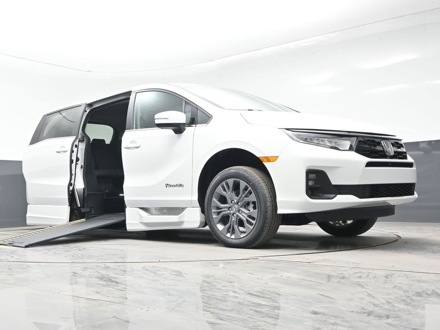 White Honda Odyssey image number 18