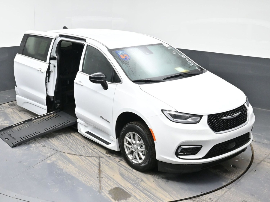 White Chrysler Pacifica image number 20