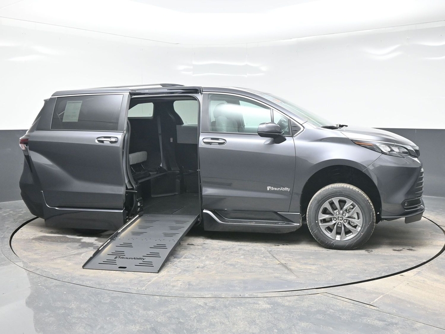 Grey Toyota Sienna image number 7