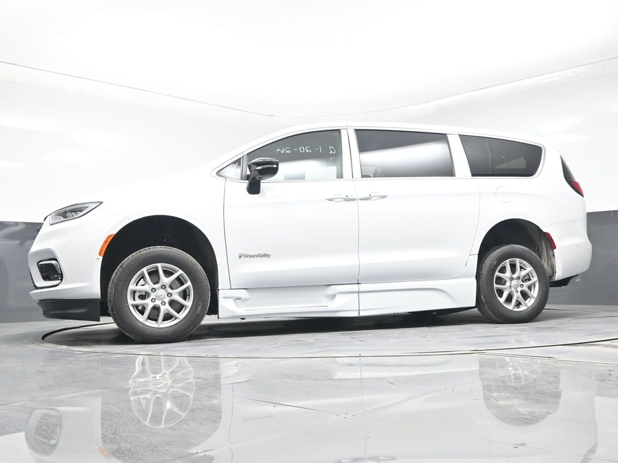 New 2025 Chrysler Pacifica Select Plus - BraunAbility Side Entry Entry In Floor Automatic Ramp