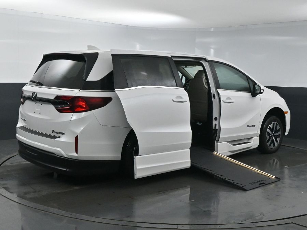 White Honda Odyssey image number 6