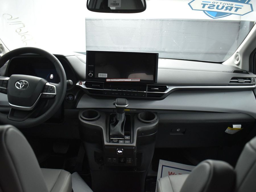 New 2025 Toyota Sienna Hybrid XLE Plus - BraunAbility Side Entry Entry In Floor Automatic Ramp