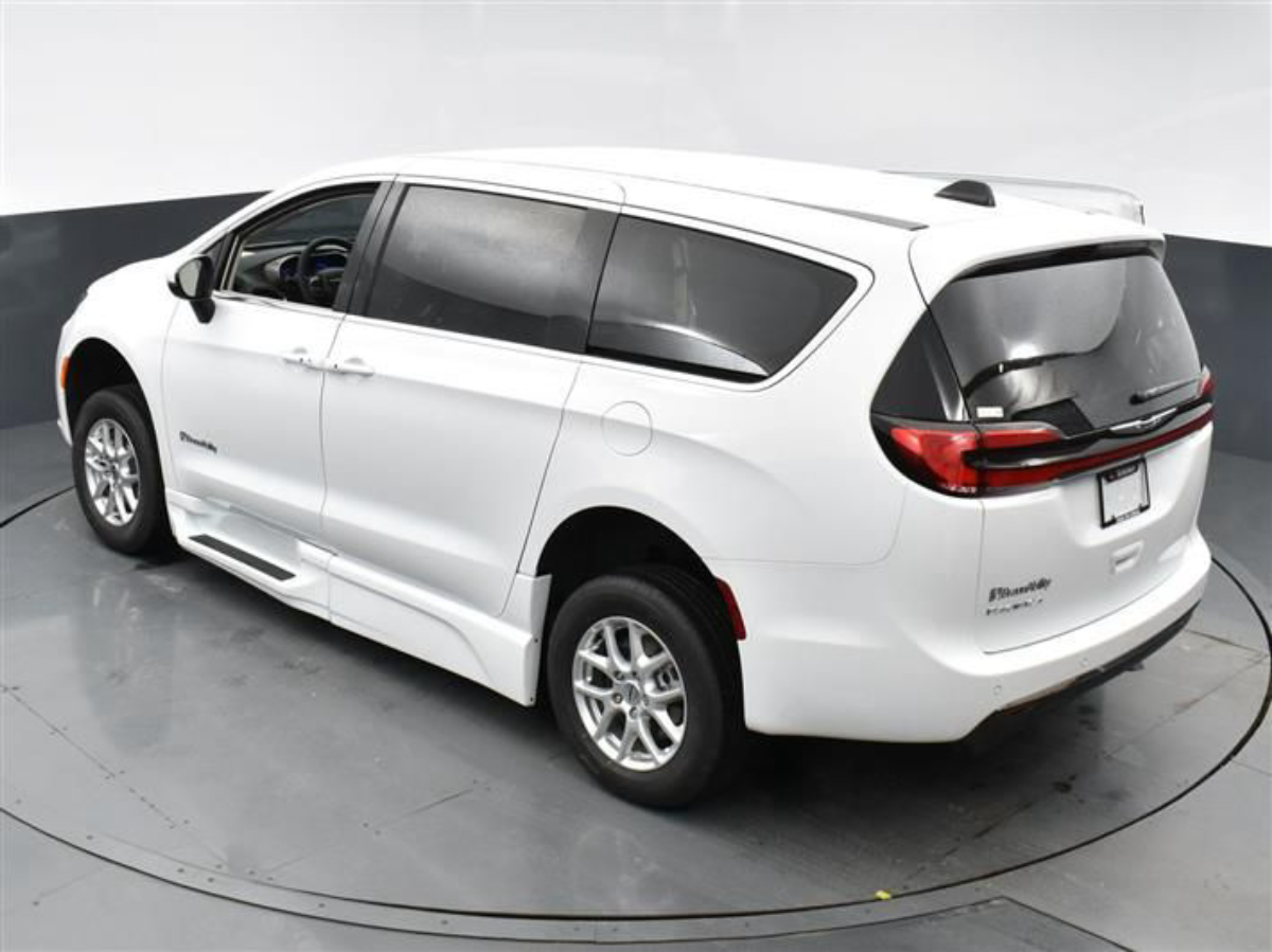 White Chrysler Pacifica image number 22