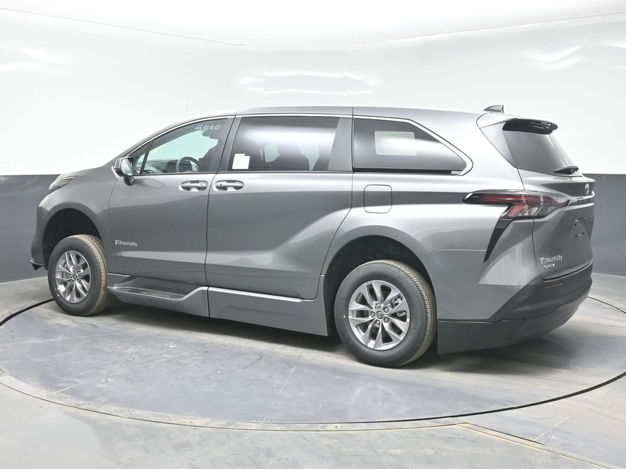 New 2026 Toyota Sienna Hybrid LE - BraunAbility Side Entry Fold Out Automatic Ramp