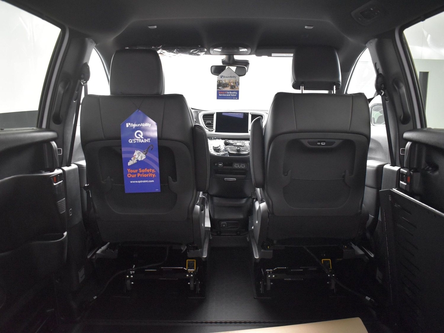 New 2025 Chrysler Pacifica Select Safety - BraunAbility Side Entry Entry Fold Out Automatic Ramp