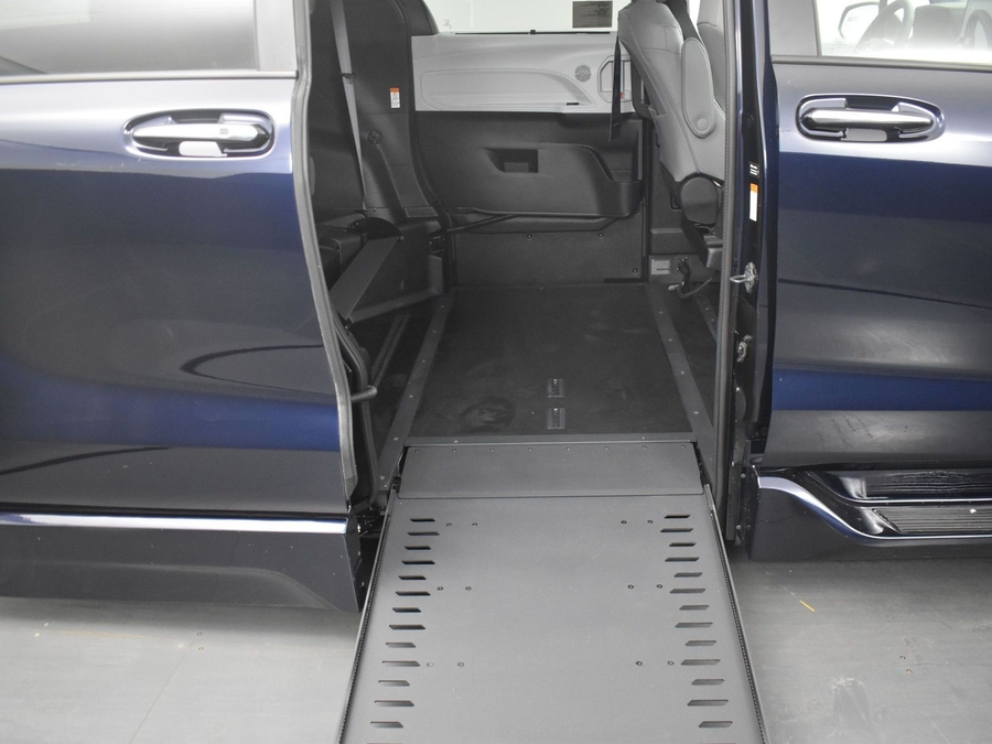 New 2025 Toyota Sienna Hybrid XLE Base - BraunAbility Side Entry Entry In Floor Automatic Ramp