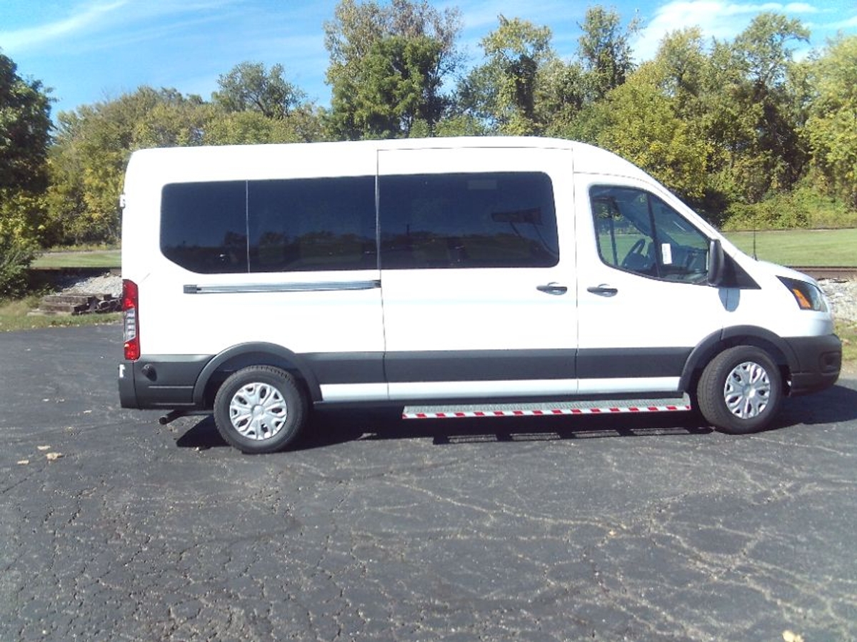 White Ford T350 image number 10