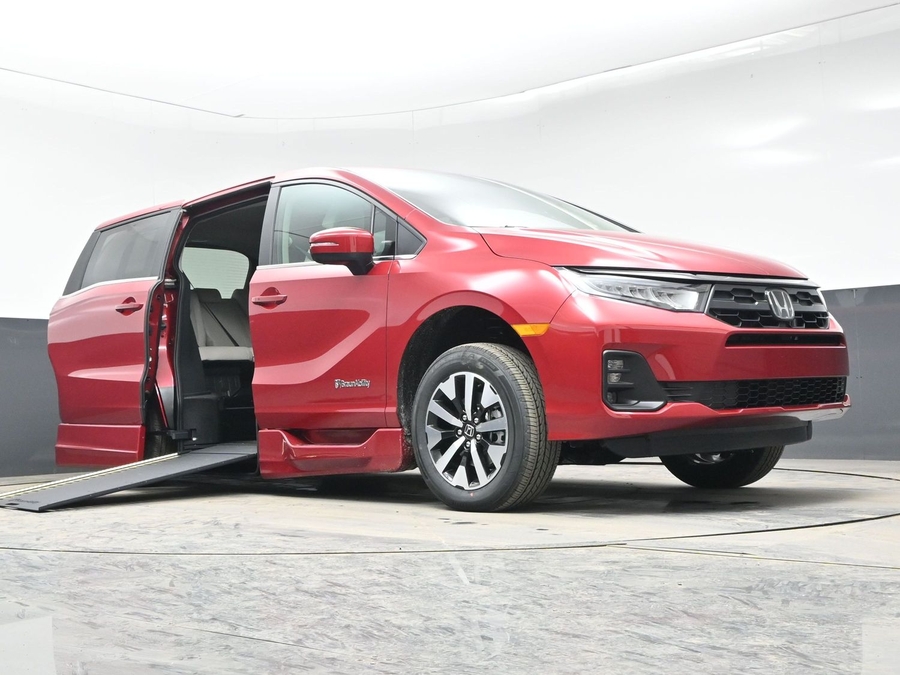 Red Honda Odyssey image number 18