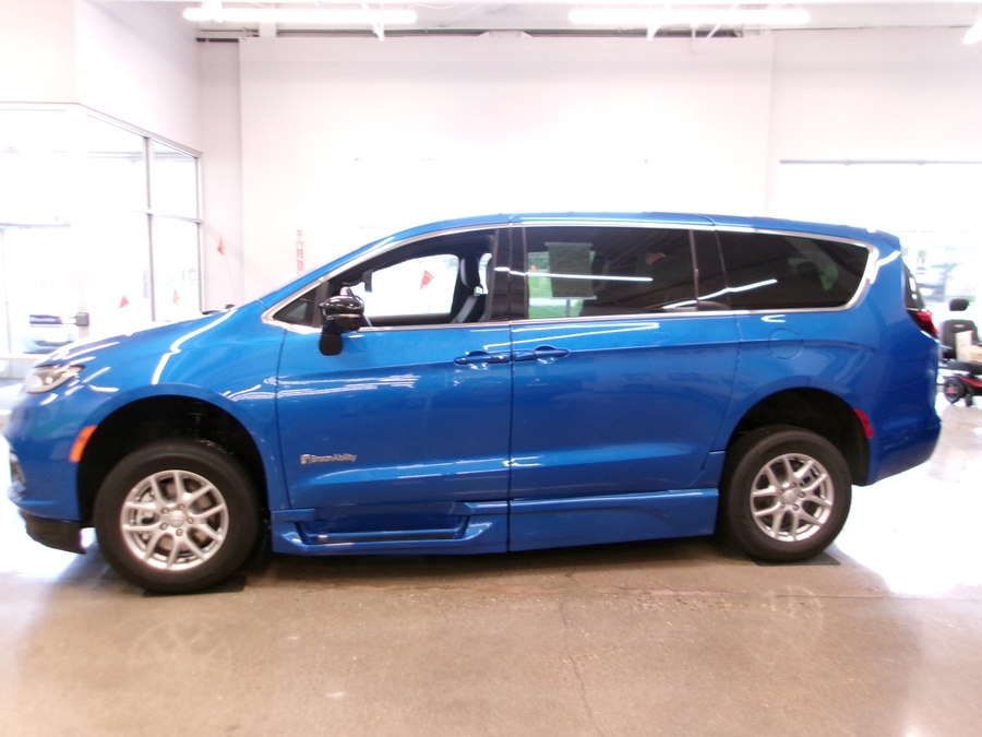 Blue Chrysler Pacifica image number 37