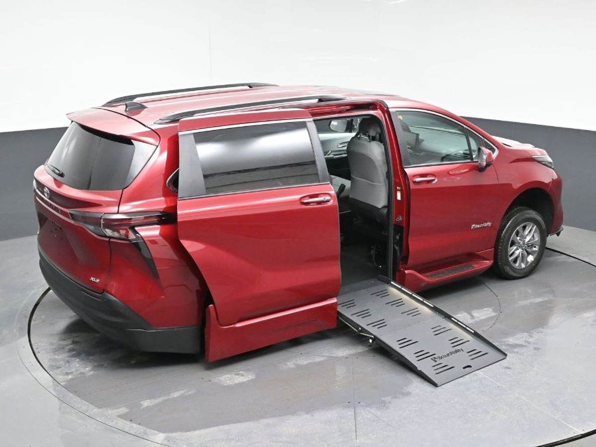 2025 TOYOTA SIENNA - Image 26