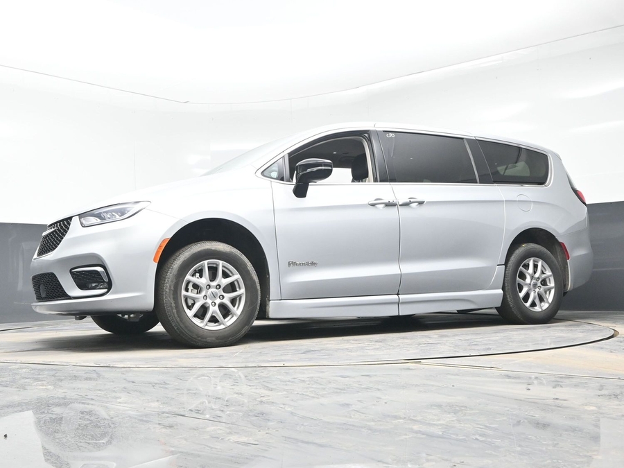 Used 2024 Chrysler Pacifica Touring L - BraunAbility Side Entry Entry Fold Out Automatic Ramp