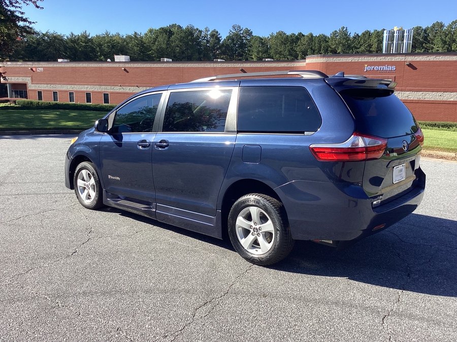  Toyota Sienna image number 3