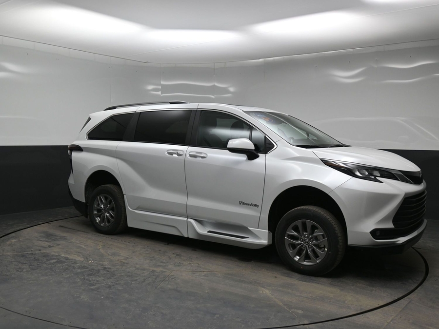 New 2026 Toyota Sienna Hybrid XLE Base - BraunAbility Side Entry Fold Out Automatic Ramp