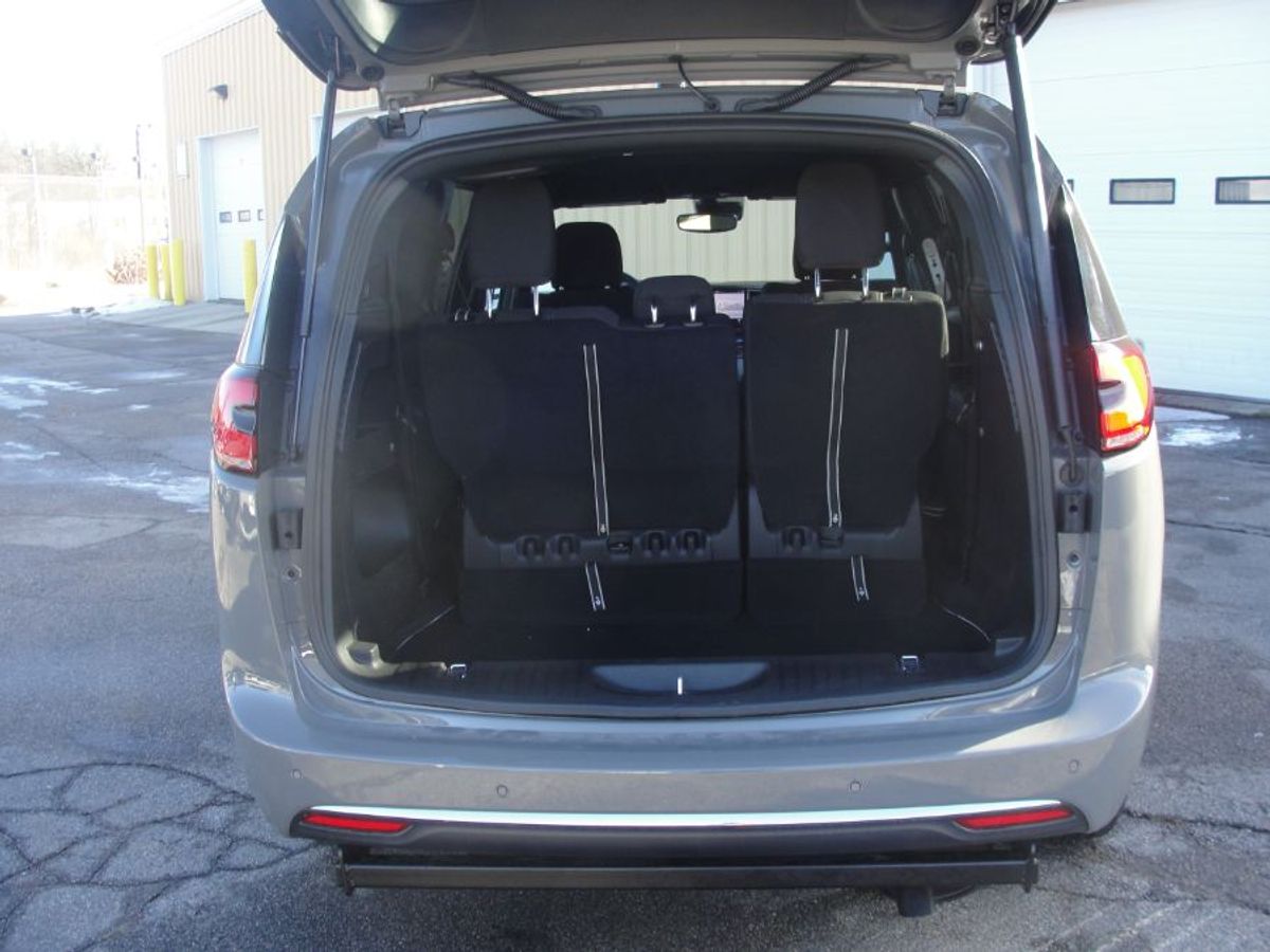 Grey Chrysler Pacifica image number 19